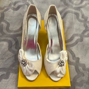 Ivory special occasion elegant shoes. Worn only once.